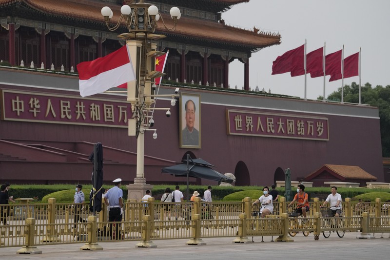 Bendera Indonesia dan China di depan Gerbang Tiananmen, saat Presiden Indonesia Joko Widodo mengunjungi Beijing, China 25 Juli 2022. (AP/Ng Han Guan)
