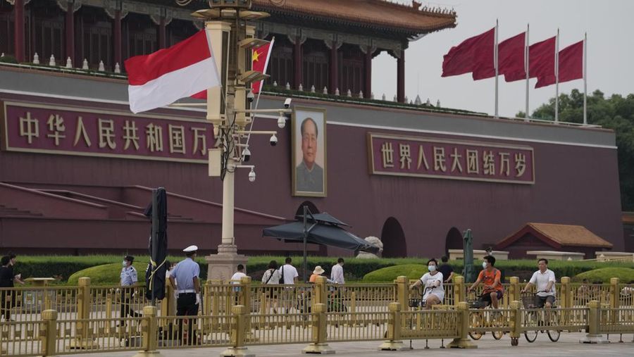 Bendera Indonesia dan China di depan Gerbang Tiananmen, saat Presiden Indonesia Joko Widodo mengunjungi Beijing, China 25 Juli 2022. (AP/Ng Han Guan)