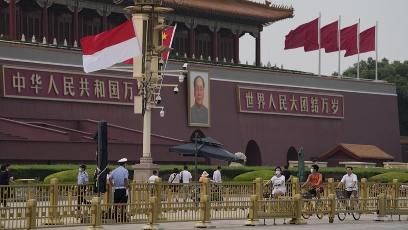 Bendera Indonesia dan China di depan Gerbang Tiananmen, saat Presiden Indonesia Joko Widodo mengunjungi Beijing, China 25 Juli 2022. (AP/Ng Han Guan)