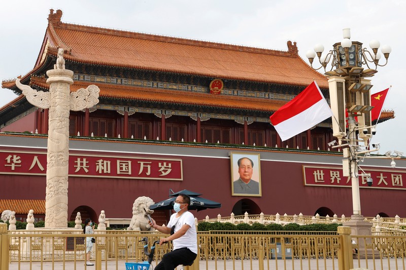 Bendera Indonesia dan China di depan Gerbang Tiananmen, saat Presiden Indonesia Joko Widodo mengunjungi Beijing, China 25 Juli 2022. (AP/Ng Han Guan)