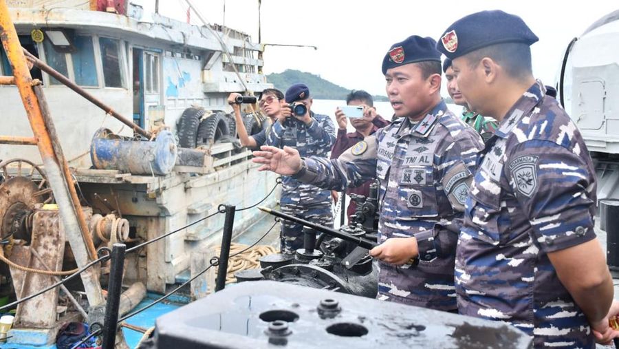 TNI Angkatan Laut, KRI Cut Nyak Dien-375 (KRI CND-375) menangkap 2 (dua) Kapal Ikan Asing berbendera Vietnam yang melakukan penangkapan ikan secara illegal di perairan ZEEI Laut Natuna Utara. Minggu (24/7/22). Ist