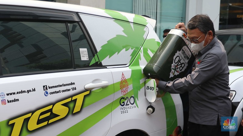 Menteri Energi dan Sumber Daya Mineral (ESDM) Arifin Tasrif dalam acara uji coba dan uji jalan atau road test kendaraan dengan bahan bakar biodiesel campuran minyak sawit 40% (B40) di Gedung Kementerian Energi dan Sumber Daya Mineral (ESDM), Jakarta, Rabu, (27/7/2022). (CNBC Indonesia/Muhammad Sabki)