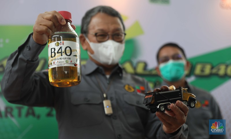 Menteri Energi dan Sumber Daya Mineral (ESDM) Arifin Tasrif dalam acara uji coba dan uji jalan atau road test kendaraan dengan bahan bakar biodiesel campuran minyak sawit 40% (B40) di Gedung Kementerian Energi dan Sumber Daya Mineral (ESDM), Jakarta, Rabu, (27/7/2022). (CNBC Indonesia/Muhammad Sabki)