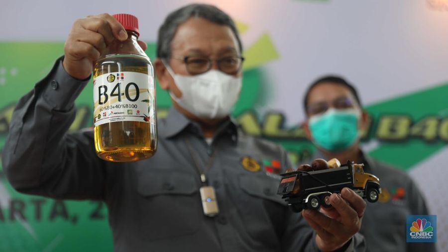 Menteri Energi dan Sumber Daya Mineral (ESDM) Arifin Tasrif dalam acara uji coba dan uji jalan atau road test kendaraan dengan bahan bakar biodiesel campuran minyak sawit 40% (B40) di Gedung Kementerian Energi dan Sumber Daya Mineral (ESDM), Jakarta, Rabu, (27/7/2022). (վ/Muhammad Sabki)