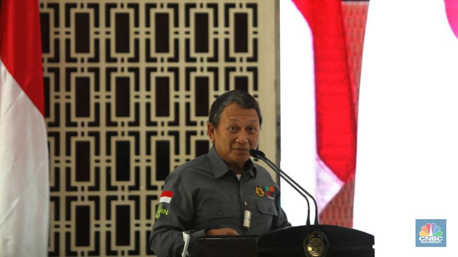 Menteri Energi dan Sumber Daya Mineral (ESDM) Arifin Tasrif dalam acara uji coba dan uji jalan atau road test kendaraan dengan bahan bakar biodiesel campuran minyak sawit 40% (B40) di Gedung Kementerian Energi dan Sumber Daya Mineral (ESDM), Jakarta, Rabu, (27/7/2022). (CNBC Indonesia/Muhammad Sabki)