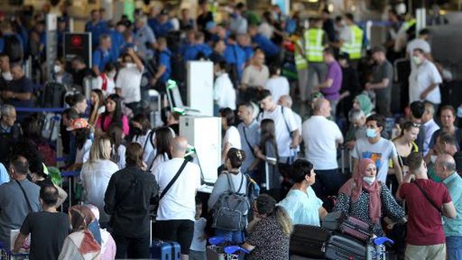 Demonstrasi serikat pekerja Verdi berdiri di depan bandara memegang spanduk bertuliskan 