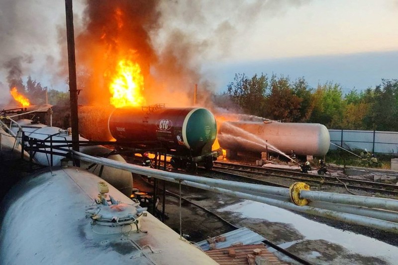 Penyelidik militer Rusia bekerja di lokasi kebakaran di depot minyak di distrik Budyonnovsky di Donetsk, Ukraina, 26 Juli 2022. (REUTERS/STRINGER) Penyelidik militer Rusia bekerja di lokasi kebakaran di depot minyak di distrik Budyonnovsky di Donetsk, Ukraina, 26 Juli 2022. (REUTERS/STRINGER)