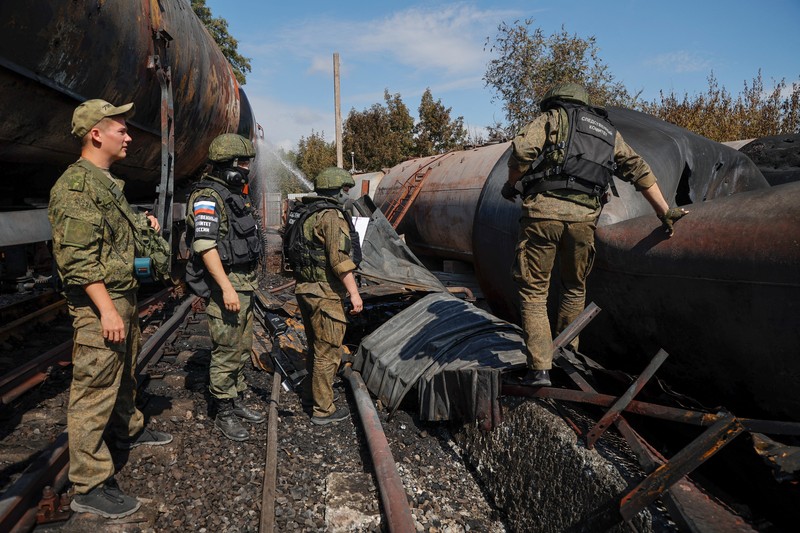 Penyelidik militer Rusia bekerja di lokasi kebakaran di depot minyak di distrik Budyonnovsky di Donetsk, Ukraina, 26 Juli 2022. (REUTERS/STRINGER) Penyelidik militer Rusia bekerja di lokasi kebakaran di depot minyak di distrik Budyonnovsky di Donetsk, Ukraina, 26 Juli 2022. (REUTERS/STRINGER)