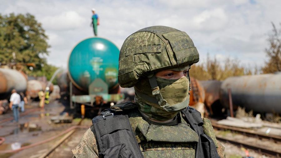 Penyelidik militer Rusia bekerja di lokasi kebakaran di depot minyak di distrik Budyonnovsky di Donetsk, Ukraina, 26 Juli 2022. (REUTERS/STRINGER)