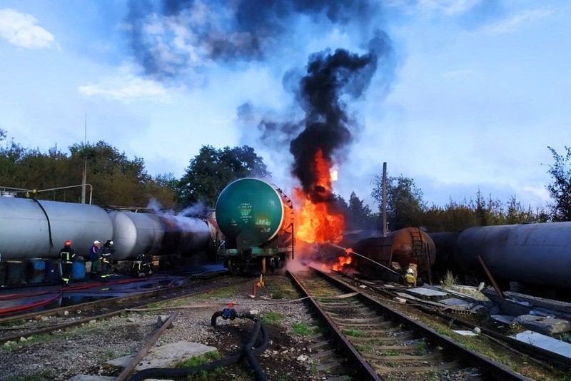 Penyelidik militer Rusia bekerja di lokasi kebakaran di depot minyak di distrik Budyonnovsky di Donetsk, Ukraina, 26 Juli 2022. (REUTERS/STRINGER) Penyelidik militer Rusia bekerja di lokasi kebakaran di depot minyak di distrik Budyonnovsky di Donetsk, Ukraina, 26 Juli 2022. (REUTERS/STRINGER)