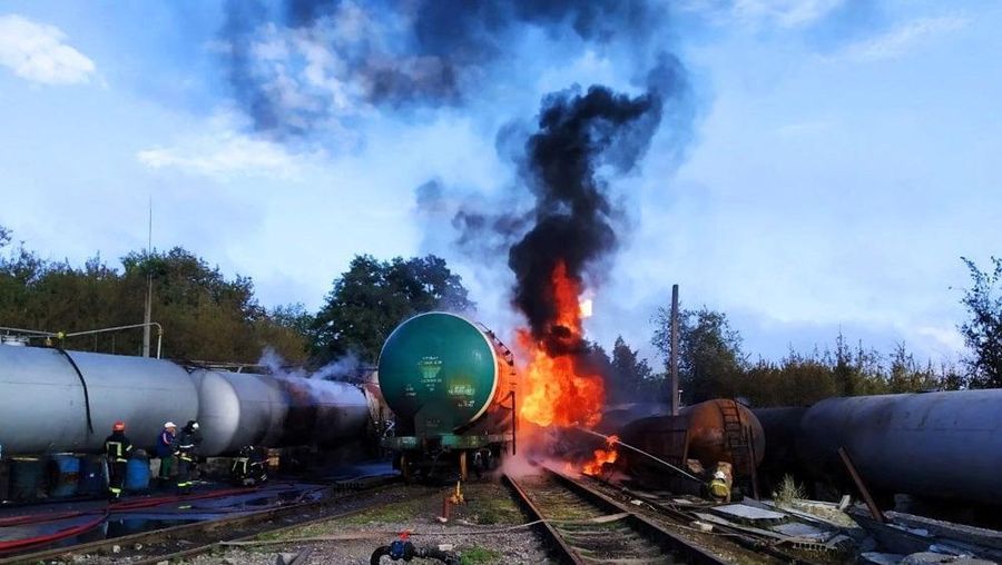Penyelidik militer Rusia bekerja di lokasi kebakaran di depot minyak di distrik Budyonnovsky di Donetsk, Ukraina, 26 Juli 2022. (REUTERS/STRINGER)