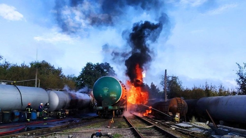 Penyelidik militer Rusia bekerja di lokasi kebakaran di depot minyak di distrik Budyonnovsky di Donetsk, Ukraina, 26 Juli 2022. (REUTERS/STRINGER)