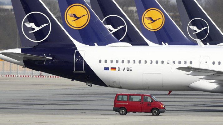 Pesawat Lufthansa Jerman duduk terparkir di barisan di bandara di Munich, Jerman. (AP/Matthias Schrader)