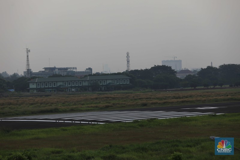 Sebuah pesawat parkir di Apron Bandara Pondok Cabe, Pamulang, Tangerang Selatan, Banten, Rabu (29/12/2021). (CNBC Indonesia/Andrean Kristianto) Sebuah pesawat parkir di Apron Bandara Pondok Cabe, Pamulang, Tangerang Selatan, Banten, Rabu (29/12/2021). (CNBC Indonesia/Andrean Kristianto)