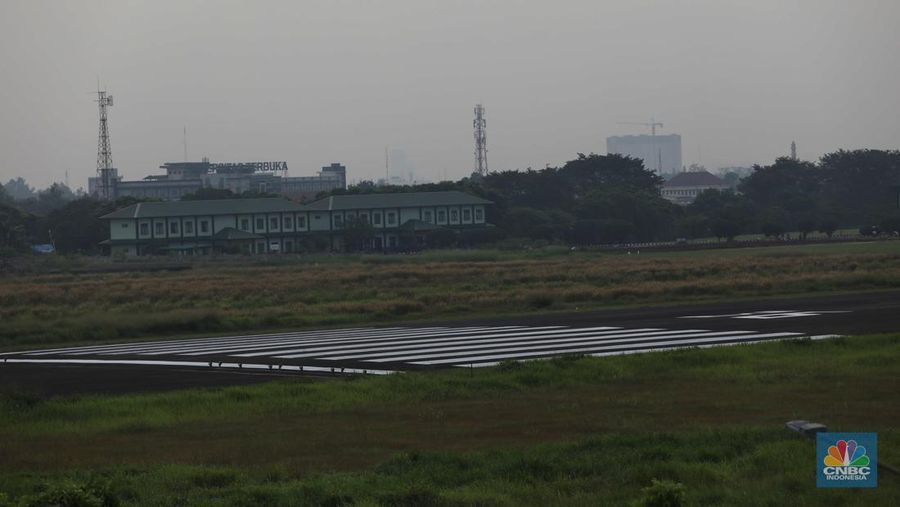 Sebuah pesawat parkir di Apron Bandara Pondok Cabe, Pamulang, Tangerang Selatan, Banten, Rabu (29/12/2021). (CNBC Indonesia/Andrean Kristianto)