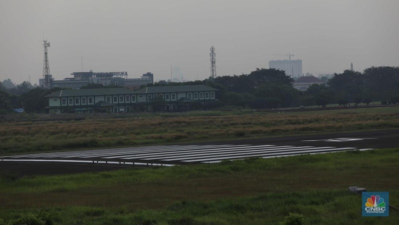 Sebuah pesawat parkir di Apron Bandara Pondok Cabe, Pamulang, Tangerang Selatan, Banten, Rabu (29/12/2021). (CNBC Indonesia/Andrean Kristianto)