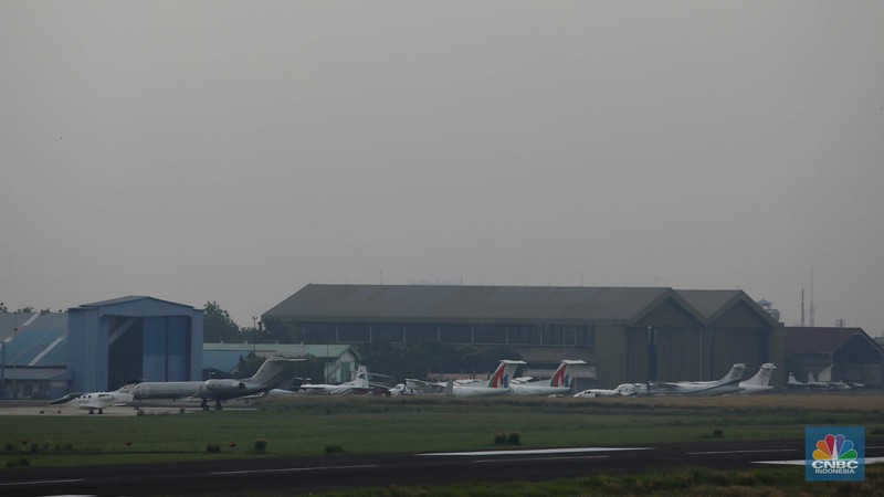 Sebuah pesawat parkir di Apron Bandara Pondok Cabe, Pamulang, Tangerang Selatan, Banten, Rabu (29/12/2021). (CNBC Indonesia/Andrean Kristianto)