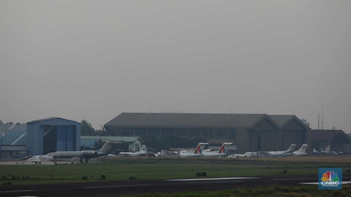 Pesawat parkir di Apron Bandara Pondok Cabe, Pamulang, Tangerang Selatan, Banten, Rabu (27/07/2022). (CNBC Indonesia/Muhammad Sabki) Pesawat parkir di Apron Bandara Pondok Cabe, Pamulang, Tangerang Selatan, Banten, Rabu (27/07/2022). (CNBC Indonesia/Muhammad Sabki)
