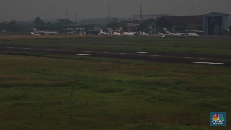 Sebuah pesawat parkir di Apron Bandara Pondok Cabe, Pamulang, Tangerang Selatan, Banten, Rabu (29/12/2021). (CNBC Indonesia/Andrean Kristianto) Sebuah pesawat parkir di Apron Bandara Pondok Cabe, Pamulang, Tangerang Selatan, Banten, Rabu (29/12/2021). (CNBC Indonesia/Andrean Kristianto)