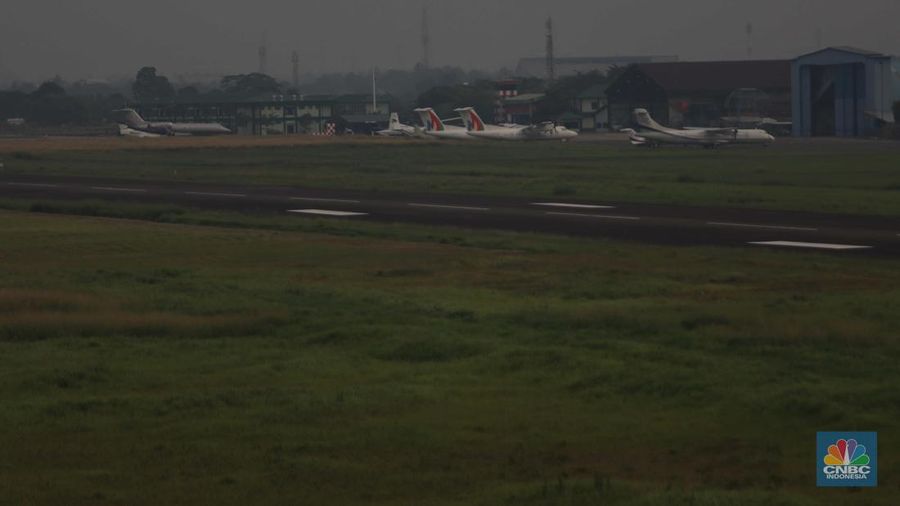 Sebuah pesawat parkir di Apron Bandara Pondok Cabe, Pamulang, Tangerang Selatan, Banten, Rabu (29/12/2021). (CNBC Indonesia/Andrean Kristianto)