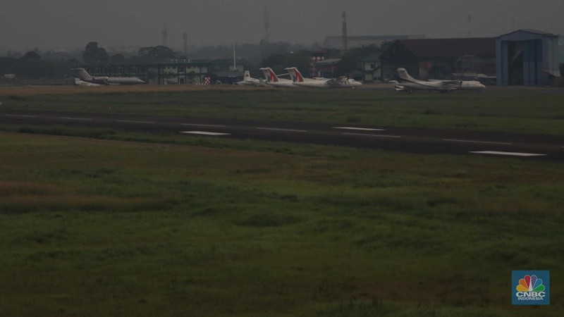 Sebuah pesawat parkir di Apron Bandara Pondok Cabe, Pamulang, Tangerang Selatan, Banten, Rabu (29/12/2021). (CNBC Indonesia/Andrean Kristianto)