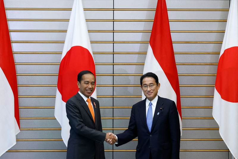 Presiden Indonesia Joko Widodo (kiri) dan Perdana Pinister Jepang Fumio Kishida menghadiri konferensi pers bersama di kediaman resmi perdana menteri di Tokyo pada 27 Juli 2022. (Dok:  Kiyoshi OTA / POOL / AFP) me minister's official residence in Tokyo on July 27, 2022. (Photo by Kiyoshi OTA / POOL / AFP) (Photo by KIYOSHI OTA/POOL/AFP via Getty Images)