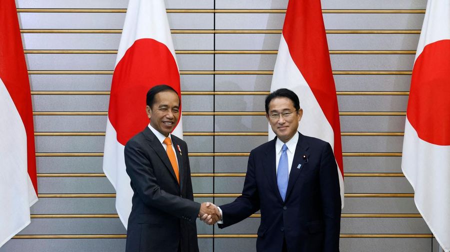 Presiden Indonesia Joko Widodo (kiri) dan Perdana Pinister Jepang Fumio Kishida menghadiri konferensi pers bersama di kediaman resmi perdana menteri di Tokyo pada 27 Juli 2022. (Dok:  Kiyoshi OTA / POOL / AFP)