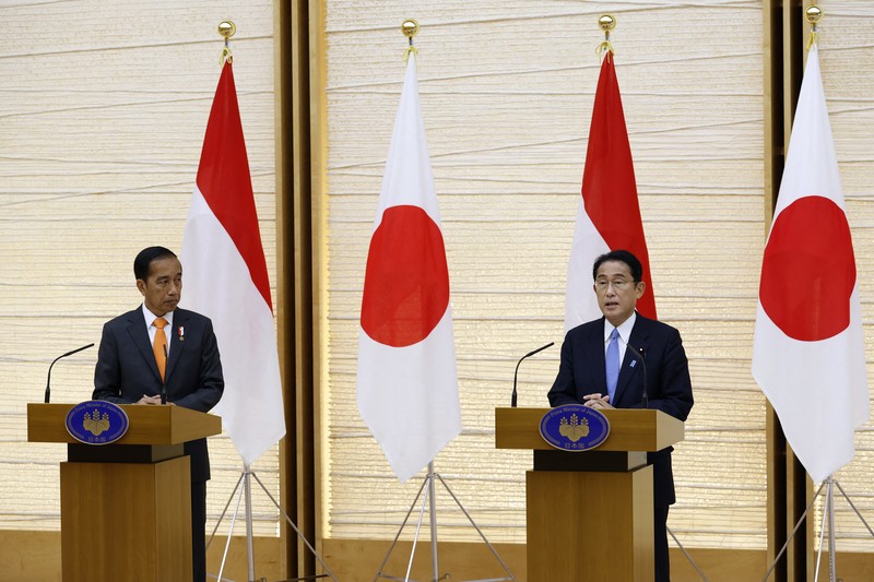 Presiden Indonesia Joko Widodo (kiri) dan Perdana Pinister Jepang Fumio Kishida menghadiri konferensi pers bersama di kediaman resmi perdana menteri di Tokyo pada 27 Juli 2022. (Dok:  Kiyoshi OTA / POOL / AFP) me minister's official residence in Tokyo on July 27, 2022. (Photo by Kiyoshi OTA / POOL / AFP) (Photo by KIYOSHI OTA/POOL/AFP via Getty Images)