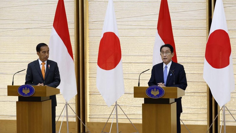 Presiden Indonesia Joko Widodo (kiri) dan Perdana Pinister Jepang Fumio Kishida menghadiri konferensi pers bersama di kediaman resmi perdana menteri di Tokyo pada 27 Juli 2022. (Dok:  Kiyoshi OTA / POOL / AFP) me minister's official residence in Tokyo on July 27, 2022. (Photo by Kiyoshi OTA / POOL / AFP) (Photo by KIYOSHI OTA/POOL/AFP via Getty Images)