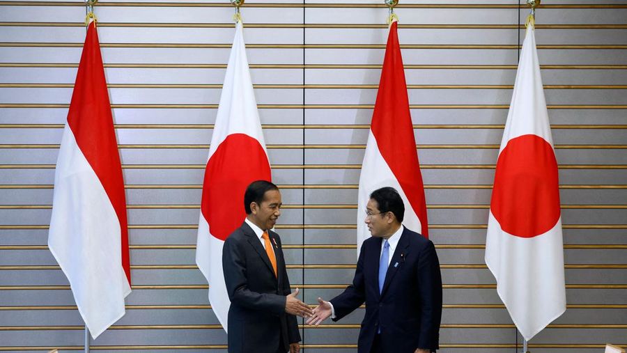 Presiden Indonesia Joko Widodo (kiri) dan Perdana Pinister Jepang Fumio Kishida menghadiri konferensi pers bersama di kediaman resmi perdana menteri di Tokyo pada 27 Juli 2022. (Dok:  Kiyoshi OTA / POOL / AFP)