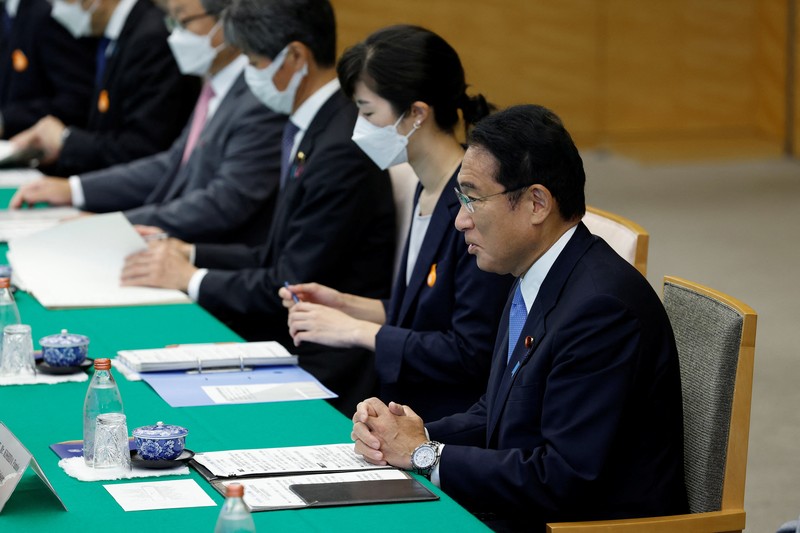Presiden Indonesia Joko Widodo (kiri) dan Perdana Pinister Jepang Fumio Kishida menghadiri konferensi pers bersama di kediaman resmi perdana menteri di Tokyo pada 27 Juli 2022. (Dok:  Kiyoshi OTA / POOL / AFP) me minister's official residence in Tokyo on July 27, 2022. (Photo by Kiyoshi OTA / POOL / AFP) (Photo by KIYOSHI OTA/POOL/AFP via Getty Images)