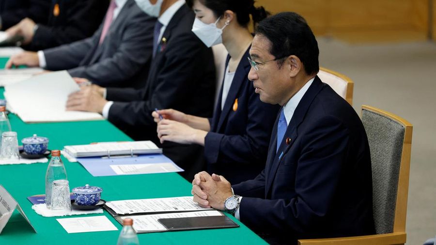 Presiden Indonesia Joko Widodo (kiri) dan Perdana Pinister Jepang Fumio Kishida menghadiri konferensi pers bersama di kediaman resmi perdana menteri di Tokyo pada 27 Juli 2022. (Dok:  Kiyoshi OTA / POOL / AFP) me minister's official residence in Tokyo on July 27, 2022. (Photo by Kiyoshi OTA / POOL / AFP) (Photo by KIYOSHI OTA/POOL/AFP via Getty Images)