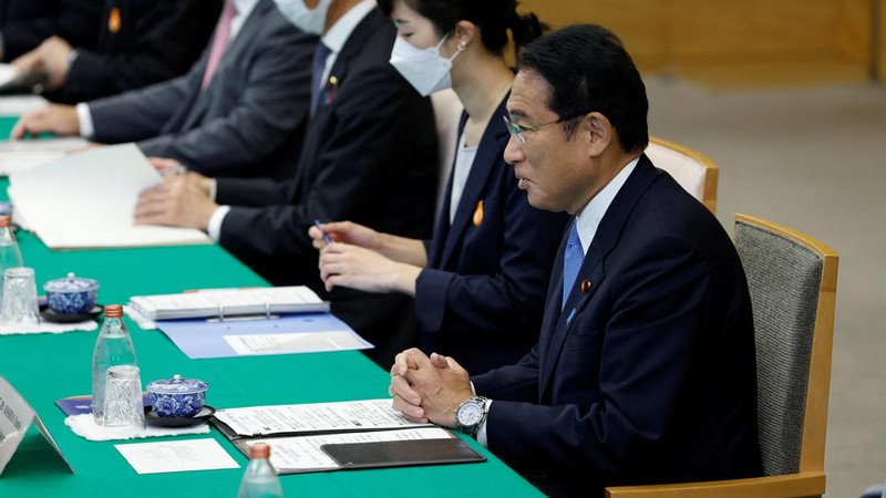 Presiden Indonesia Joko Widodo (kiri) dan Perdana Pinister Jepang Fumio Kishida menghadiri konferensi pers bersama di kediaman resmi perdana menteri di Tokyo pada 27 Juli 2022. (Dok:  Kiyoshi OTA / POOL / AFP) me minister's official residence in Tokyo on July 27, 2022. (Photo by Kiyoshi OTA / POOL / AFP) (Photo by KIYOSHI OTA/POOL/AFP via Getty Images)