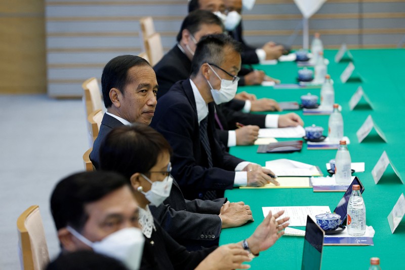 Presiden Indonesia Joko Widodo (kiri) dan Perdana Pinister Jepang Fumio Kishida menghadiri konferensi pers bersama di kediaman resmi perdana menteri di Tokyo pada 27 Juli 2022. (Dok: Kiyoshi OTA / POOL / AFP) Presiden Indonesia Joko Widodo (kiri) dan Perdana Pinister Jepang Fumio Kishida menghadiri konferensi pers bersama di kediaman resmi perdana menteri di Tokyo pada 27 Juli 2022. (Dok: Kiyoshi OTA / POOL / AFP) me minister's official residence in Tokyo on July 27, 2022. (Photo by Kiyoshi OTA / POOL / AFP) (Photo by KIYOSHI OTA/POOL/AFP via Getty Images)