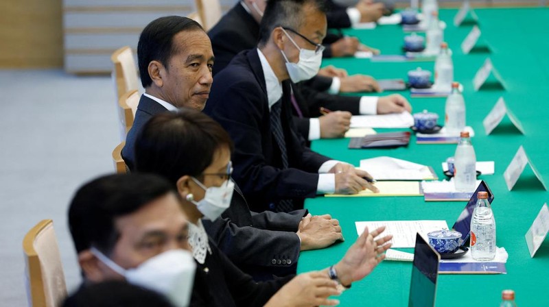 Presiden Indonesia Joko Widodo (kiri) dan Perdana Pinister Jepang Fumio Kishida menghadiri konferensi pers bersama di kediaman resmi perdana menteri di Tokyo pada 27 Juli 2022. (Dok:  Kiyoshi OTA / POOL / AFP) me minister's official residence in Tokyo on July 27, 2022. (Photo by Kiyoshi OTA / POOL / AFP) (Photo by KIYOSHI OTA/POOL/AFP via Getty Images)
