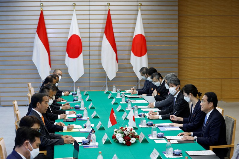 Presiden Indonesia Joko Widodo (kiri) dan Perdana Pinister Jepang Fumio Kishida menghadiri konferensi pers bersama di kediaman resmi perdana menteri di Tokyo pada 27 Juli 2022. (Dok: Kiyoshi OTA / POOL / AFP) Presiden Indonesia Joko Widodo (kiri) dan Perdana Pinister Jepang Fumio Kishida menghadiri konferensi pers bersama di kediaman resmi perdana menteri di Tokyo pada 27 Juli 2022. (Dok: Kiyoshi OTA / POOL / AFP) me minister's official residence in Tokyo on July 27, 2022. (Photo by Kiyoshi OTA / POOL / AFP) (Photo by KIYOSHI OTA/POOL/AFP via Getty Images)