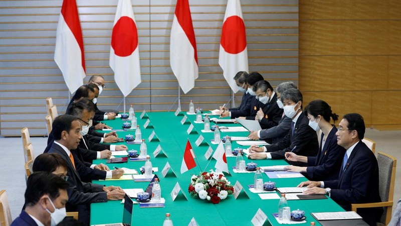 Presiden Indonesia Joko Widodo (kiri) dan Perdana Pinister Jepang Fumio Kishida menghadiri konferensi pers bersama di kediaman resmi perdana menteri di Tokyo pada 27 Juli 2022. (Dok:  Kiyoshi OTA / POOL / AFP) me minister's official residence in Tokyo on July 27, 2022. (Photo by Kiyoshi OTA / POOL / AFP) (Photo by KIYOSHI OTA/POOL/AFP via Getty Images)
