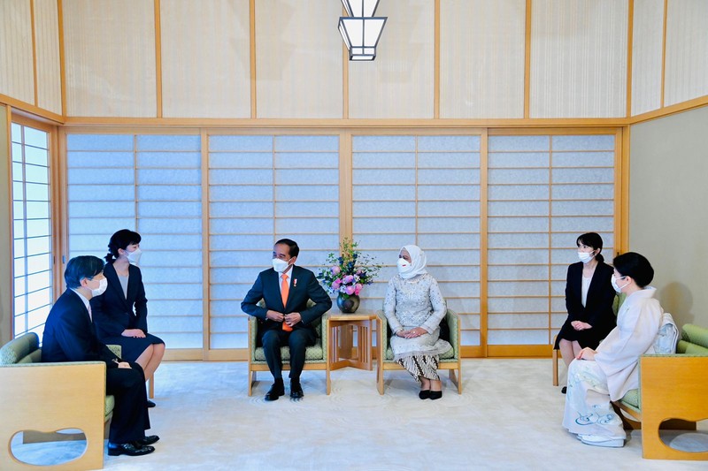 Presiden Joko Widodo dan Ibu Iriana Joko Widodo melakukan kunjungan kehormatan kepada Kaisar Jepang Naruhito dan Permaisuri Masako, di Istana Kekaisaran Jepang, Tokyo, Rabu sore, 27 Juli 2022. (Dok: Biro Pers Sekretariat Presiden)