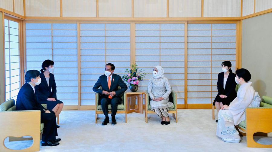 Presiden Joko Widodo dan Ibu Iriana Joko Widodo melakukan kunjungan kehormatan kepada Kaisar Jepang Naruhito dan Permaisuri Masako, di Istana Kekaisaran Jepang, Tokyo, Rabu sore, 27 Juli 2022. (Dok: Biro Pers Sekretariat Presiden)