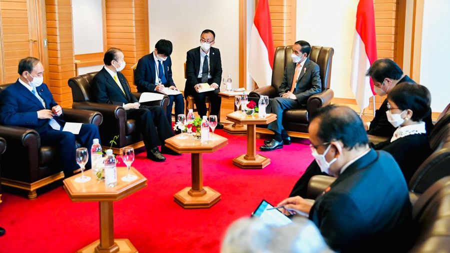 Presiden Joko Widodo menerima kunjungan kehormatan Ketua Japan-Indonesia Parliamentary Friendship League Nikai Toshihiro di Salon Room, Imperial Hotel, Tokyo, Jepang, pada Rabu, 27 Juli 2022. (Dok: Biro Pers Sekretariat Presiden)