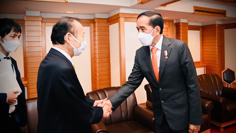 Presiden Joko Widodo menerima kunjungan kehormatan Ketua Japan-Indonesia Parliamentary Friendship League Nikai Toshihiro di Salon Room, Imperial Hotel, Tokyo, Jepang, pada Rabu, 27 Juli 2022. (Dok: Biro Pers Sekretariat Presiden)