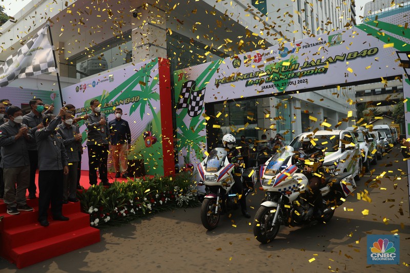 Menteri Energi dan Sumber Daya Mineral (ESDM) Arifin Tasrif dalam acara uji coba dan uji jalan atau road test kendaraan dengan bahan bakar biodiesel campuran minyak sawit 40% (B40) di Gedung Kementerian Energi dan Sumber Daya Mineral (ESDM), Jakarta, Rabu, (27/7/2022). (CNBC Indonesia/Muhammad Sabki) Menteri Energi dan Sumber Daya Mineral (ESDM) Arifin Tasrif dalam acara uji coba dan uji jalan atau road test kendaraan dengan bahan bakar biodiesel campuran minyak sawit 40% (B40) di Gedung Kementerian Energi dan Sumber Daya Mineral (ESDM), Jakarta, Rabu, (27/7/2022). (CNBC Indonesia/Muhammad Sabki)