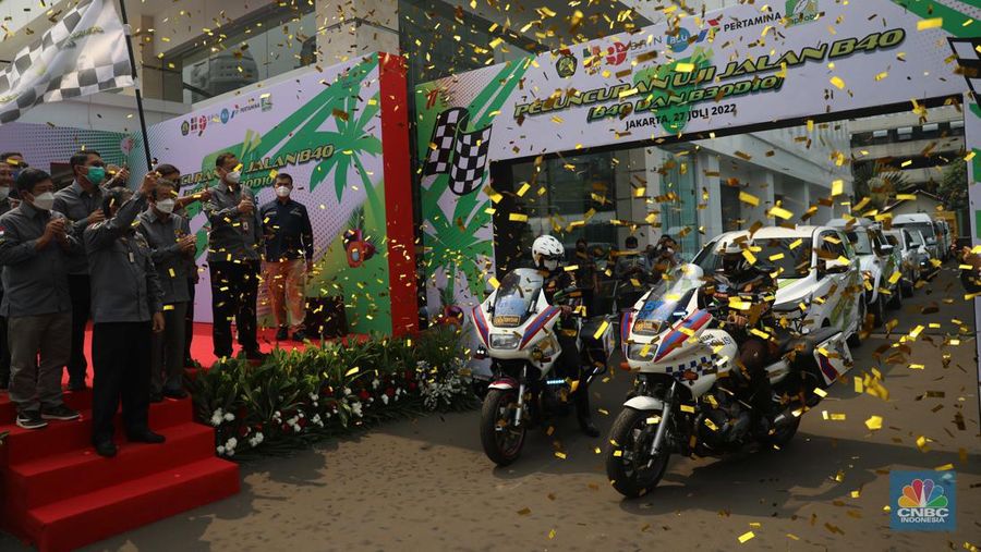 Menteri Energi dan Sumber Daya Mineral (ESDM) Arifin Tasrif dalam acara uji coba dan uji jalan atau road test kendaraan dengan bahan bakar biodiesel campuran minyak sawit 40% (B40) di Gedung Kementerian Energi dan Sumber Daya Mineral (ESDM), Jakarta, Rabu, (27/7/2022). (CNBC Indonesia/Muhammad Sabki)