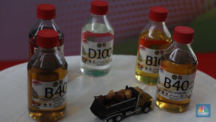 Tes bahan bakar B40 ke mobil saat uji coba dan uji jalan atau road test kendaraan dengan bahan bakar biodiesel campuran minyak sawit 40% (B40) di Gedung Kementerian Energi dan Sumber Daya Mineral (ESDM), Jakarta, Rabu, (27/7/2022). (CNBC Indonesia/Muhammad Sabki)