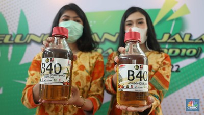 Tes bahan bakar B40 ke mobil saat uji coba dan uji jalan atau road test kendaraan dengan bahan bakar biodiesel campuran minyak sawit 40% (B40) di Gedung Kementerian Energi dan Sumber Daya Mineral (ESDM), Jakarta, Rabu, (27/7/2022). (CNBC Indonesia/Muhammad Sabki) Tes bahan bakar B40 ke mobil saat uji coba dan uji jalan atau road test kendaraan dengan bahan bakar biodiesel campuran minyak sawit 40% (B40) di Gedung Kementerian Energi dan Sumber Daya Mineral (ESDM), Jakarta, Rabu, (27/7/2022). (CNBC Indonesia/Muhammad Sabki)