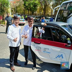 Saat Raja Mobil RI 'Bergandengan Tangan' Pacu Mobil Listrik