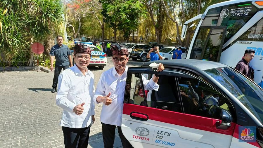Toyota dan empat pabrikan lainnya yakni Mitsubishi Motors, Nissan, FUSO dan Isuzu saling bekerjasama dalam program bertajuk Joint Project EV Smart Mobility di Nusa Dua Bali Rabu (27/7/22). (CNBC Indonesia/Ferry Sandi)