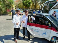 Saat Raja Mobil RI 'Bergandengan Tangan' Pacu Mobil Listrik