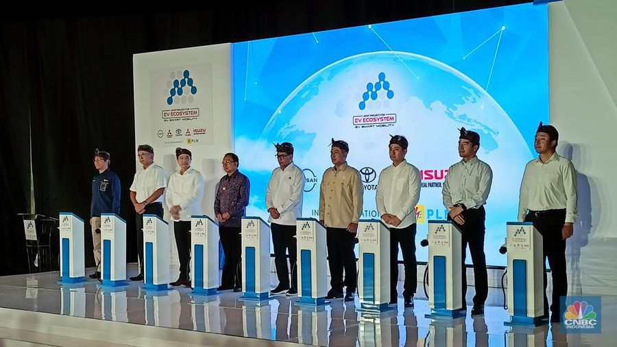 Toyota dan empat pabrikan lainnya yakni Mitsubishi Motors, Nissan, FUSO dan Isuzu saling bekerjasama dalam program bertajuk Joint Project EV Smart Mobility di Nusa Dua Bali Rabu (27/7/22). (CNBC Indonesia/Ferry Sandi)