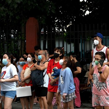 Panik, Potret Warga Filipina Berhamburan Keluar karena Gempa